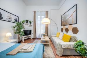 een woonkamer met een bank en een tv bij Diamond Residence - BimBam Bajza in Boedapest