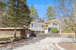 a large white house with a driveway at Mansfield Gateway House in Stowe