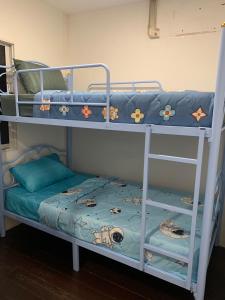 two bunk beds in a room with a bed at Green Apple Hostel Khaosan in Bangkok