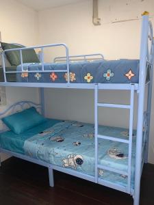 Двуетажно легло или двуетажни легла в стая в Green Apple Hostel Khaosan