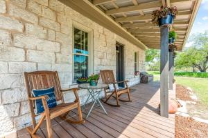 un patio con sedie e un tavolo in una casa di Captain James Beech House a Stephenville