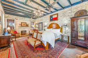 una camera con un letto e una sedia di Captain James Beech House a Stephenville