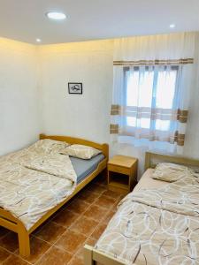 1 dormitorio con 2 camas y ventana en INO Apartments, en Tivat