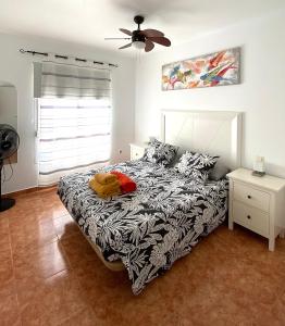 1 dormitorio con 1 cama y ventilador de techo en Villa Azure, en Caleta de Fuste