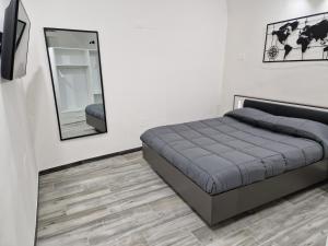 una camera con letto e specchio di Stylish Apartment Norcia a Norcia