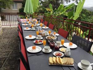 Saint-SozyにあるChambres & Tables d'hôtes Le Pech Grandのバルコニーにテーブルと朝食用の食材