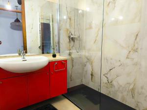 a bathroom with a red sink and a shower at Apartamento Esposende Quinta da Barca in Barca do Lago