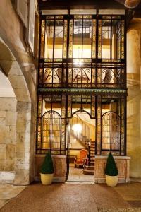 een ingang naar een gebouw met glas-in-loodramen bij Hotel Belle Epoque in Beaune