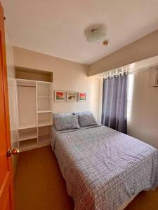 1 dormitorio con cama y ventana en 1-Bedroom IT Park Avida Cebu, en Cebú