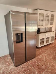 einem großen Kühlschrank aus Edelstahl in einer Küche in der Unterkunft Casa Seabreeze in Corozal