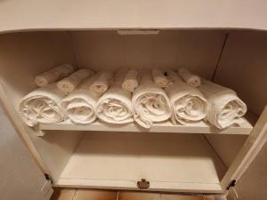 un cajón lleno de toallas enrolladas en un estante en Casa Seabreeze en Corozal