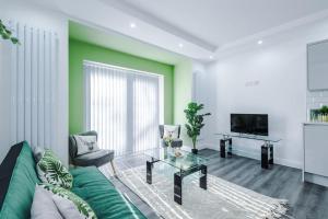 sala de estar con sofá y mesa de cristal en Brand New Modern 2 Bed in Didsbury en Mánchester