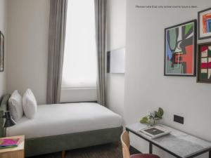 Camera piccola con letto e tavolo di Bedford Corner Hotel a Londra