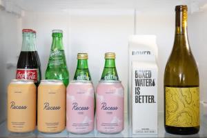 eine Gruppe Flaschen Wein in einem Kühlschrank in der Unterkunft The Bungalows by Homestead Modern in Joshua Tree