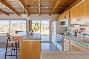 Η κουζίνα ή μικρή κουζίνα στο Park Place - Closest Cabin To Joshua Tree Park