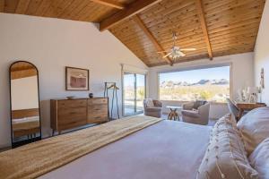 Ένα ή περισσότερα κρεβάτια σε δωμάτιο στο Park Place - Closest Cabin To Joshua Tree Park