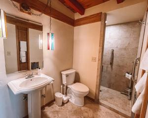 Ένα μπάνιο στο Park Place - Closest Cabin To Joshua Tree Park +46 φωτογραφίες