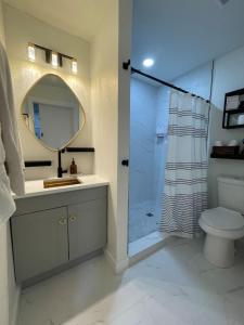 un bagno con doccia, WC e specchio di Chic lux Grand Central suite a St Petersburg