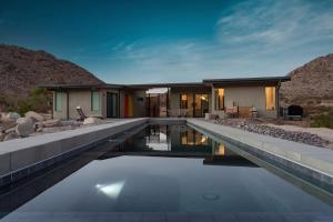 Bazén v ubytování Orion Joshua Tree- Pool Complex at Park Sleeps 10 nebo v jeho okolí