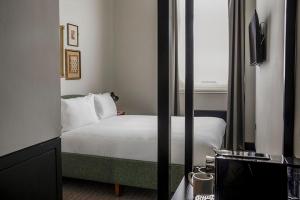 une chambre d'hôtel avec un lit et une fenêtre dans l'établissement Bedford Corner Hotel, à Londres