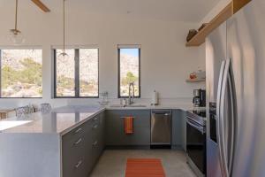 Dapur atau dapur kecil di Orion Minor - Spa and Soaking Tub with Park Views