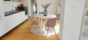 Η κουζίνα ή μικρή κουζίνα στο Suite Castel MeranO - panorama terrace and pool +8 φωτογραφίες