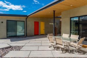 Patio nebo venkovní prostory v ubytování Orion Joshua Tree- Pool Complex at Park Sleeps 10