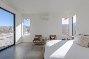 Postel nebo postele na pokoji v ubytování Orion Joshua Tree- Pool Complex at Park Sleeps 10