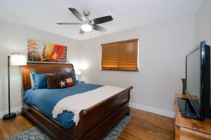 um quarto com uma cama e uma ventoinha de tecto em 4-Bed Gem near Sloan's Lake em Denver
