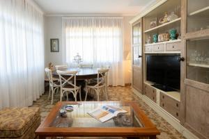 sala de estar con mesa y comedor en Casa Jesús, en A Capela