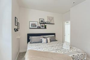 biała sypialnia z łóżkiem w pokoju w obiekcie Rooftop Retreat Walk To Park & Breweries w mieście Denver