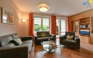 TV a/nebo společenská místnost v ubytování Ferienhäuser Jadehörn Ferienhaus Casa Verde