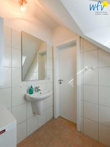 Koupelna v ubytování Ferienhäuser Jadehörn Ferienhaus Casa Verde + 26 fotografií