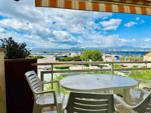 ロザスにあるROC MAR 3 3B - Apartamento cerca del centro y de la playa - terraza con vistas al mar y al puertoのテーブルと椅子、海の景色を望むバルコニー