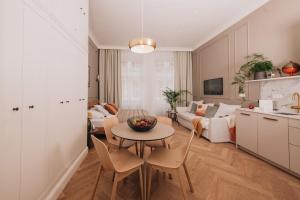 Kuchnia lub aneks kuchenny w obiekcie Stylish new apartment in Prague with A/C