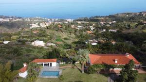 een luchtzicht op een huis met een resort bij Casa Carrillo in Santa Cruz de la Palma