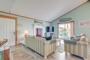 una sala de estar con 2 sofás y una puerta en Coastal Home with Deck, Outdoor Shower Walk to Beach en Kill Devil Hills