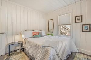 Ένα ή περισσότερα κρεβάτια σε δωμάτιο στο Coconut Flats Duplex- Downstairs-