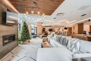 una sala de estar con un árbol de Navidad y un sofá en Larimer Luxury Top Notch Amenities Walk to All en Denver