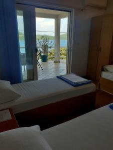 - 2 lits dans une chambre avec vue sur l'océan dans l'établissement Apartmani ROKO, à Neum