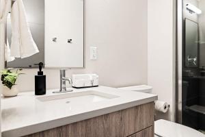 Baño blanco con lavabo y aseo en Avenue Hotel Downtown Golden Clear Creek Suite, en Golden