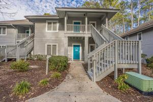 una casa con una escalera delante de ella en Teal lake 1311 en North Myrtle Beach