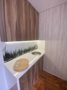 baño con lavabo y tabla de cortar de madera en Miejska Stodoła, en Biała Podlaska