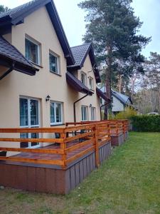 a wooden fence in front of a house at Domimat-Lila in Dębki
