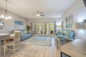 una sala de estar con un sofá y una mesa en Teal Lake 0112, en North Myrtle Beach