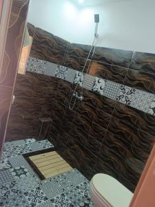 uma casa de banho com um chuveiro e um WC. em Lodge Le Noyer em Aït Imi