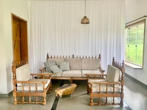 a living room with a couch and two chairs at Casa Janela Verde in São José da Barra
