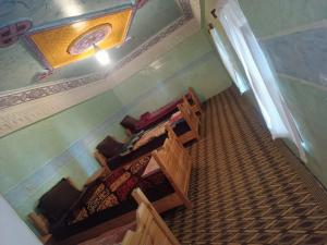 vistas a una habitación con cama y escaleras en Lodge Le Noyer en Aït Imi