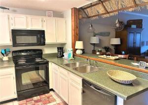 uma cozinha com um lavatório e um fogão em Teal Lake 212 em North Myrtle Beach