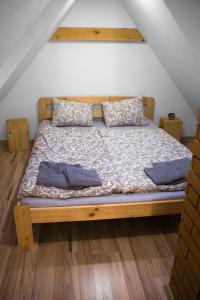 Кровать или кровати в номере Apartmány ve Dvoře